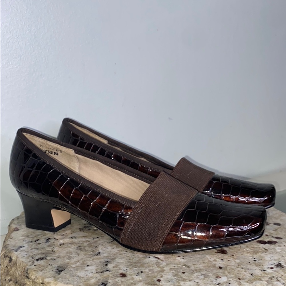 Ros Hommerson Brown Crocodile Embossed Patent Leather Pumps Heels 7.5 Narrow